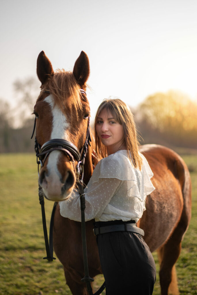 Photographe Sarthe séance photo jeune fille avec son cheval centre équestre equiloisir à Allonnes