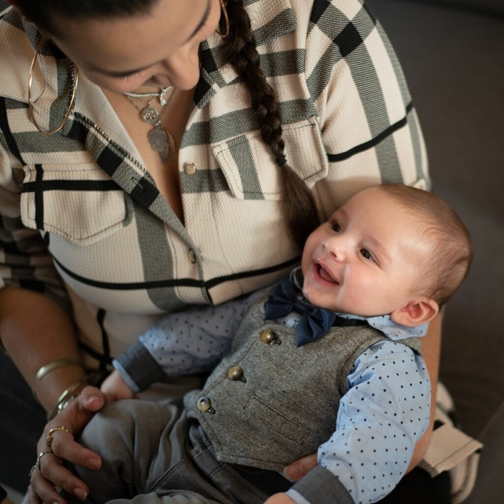 photographe le mans Séance photo en famille bébé dans les bras de sa mère