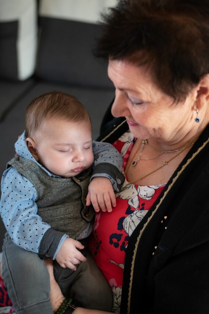 Séance photo en famille bébé dans les bras de son arrièere grand mère photographe le mans