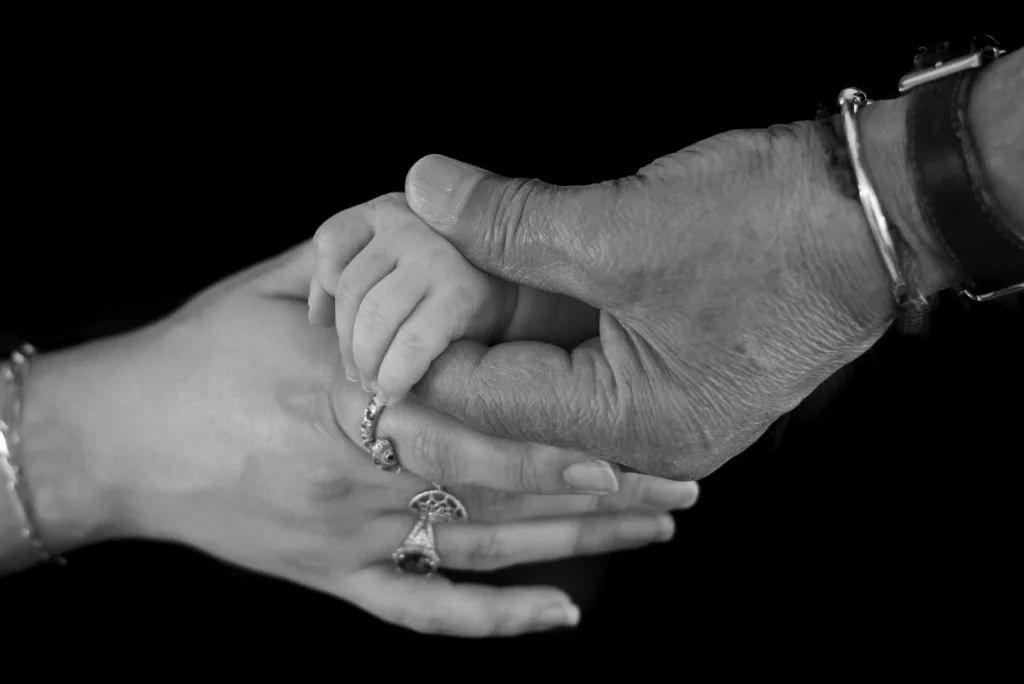 photographe le mans mains en noir et blanc