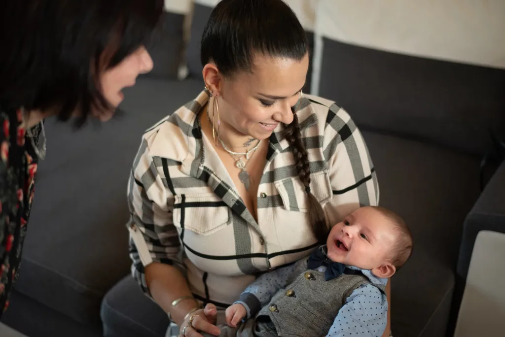 photographe sarthe portrait maman et mamie avec bébé à la maison à rouillon