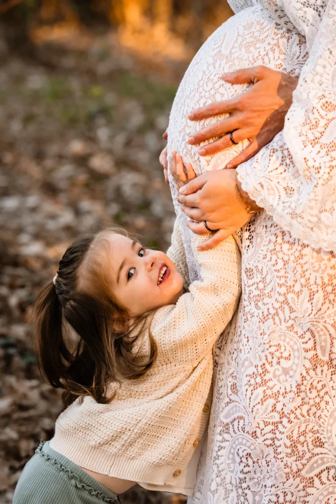 future maman extérieur avec frère soeur